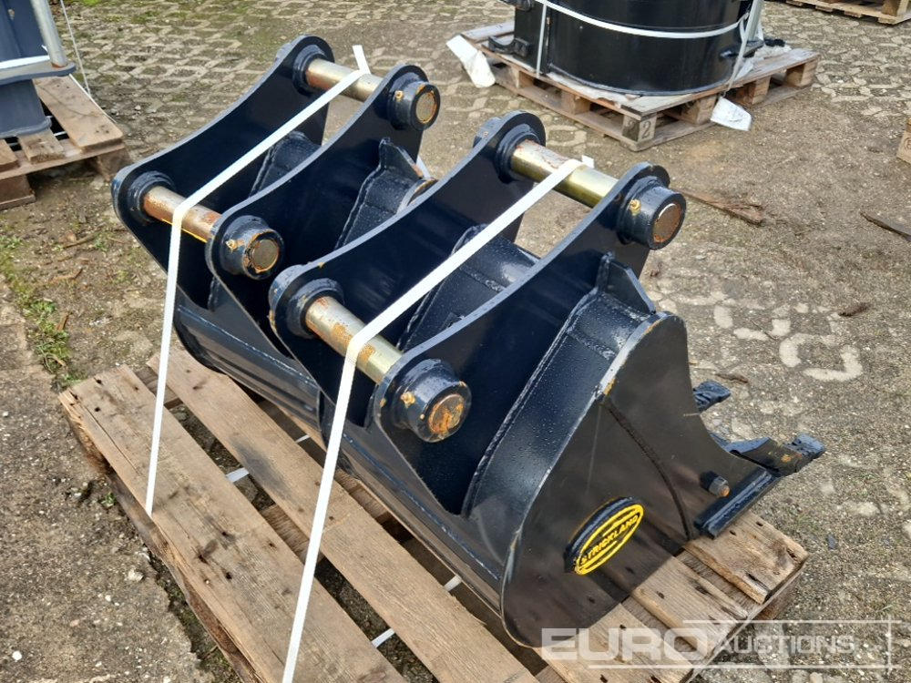 Unused Strickland 18" Trench Bucket to suit JCB 3CX (2 of) - Godet: photos 3 Unused Strickland 18" Trench Bucket to suit JCB 3CX (2 of) - Godet: photos 3