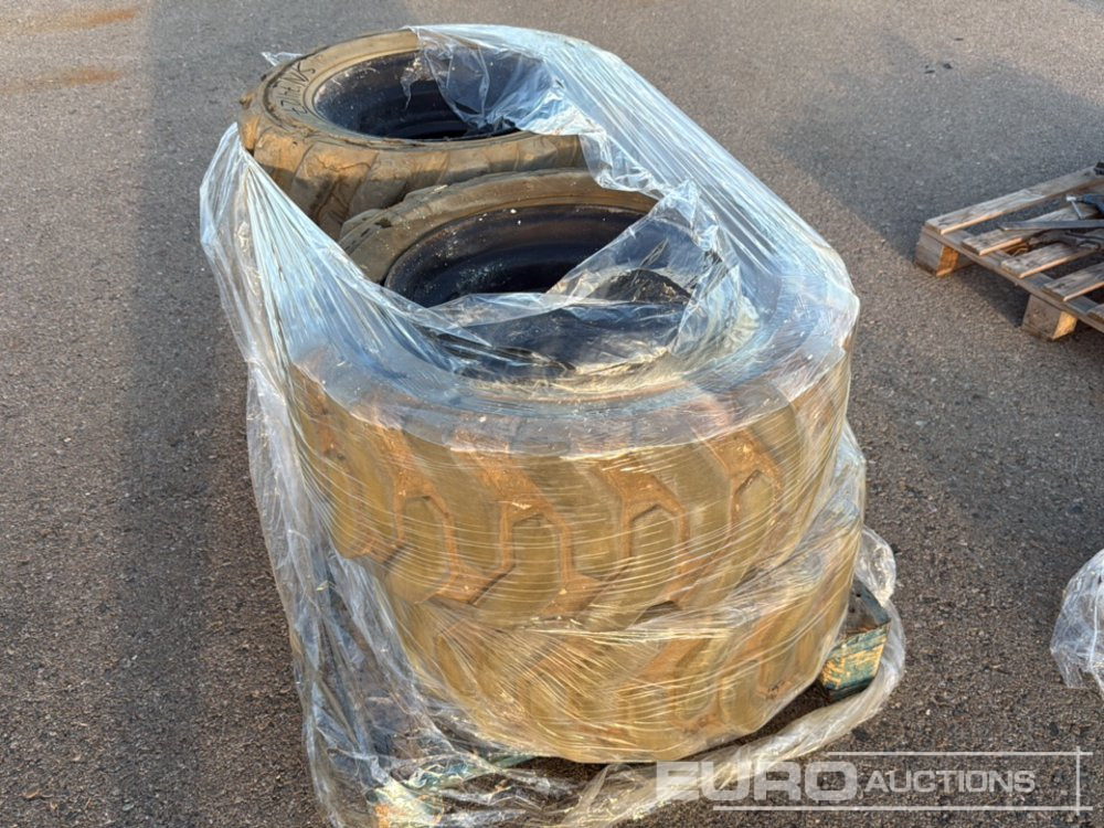 Pallet of 10-16.5 Wheels (4 of) - Pneu: photos 1 Pallet of 10-16.5 Wheels (4 of) - Pneu: photos 1