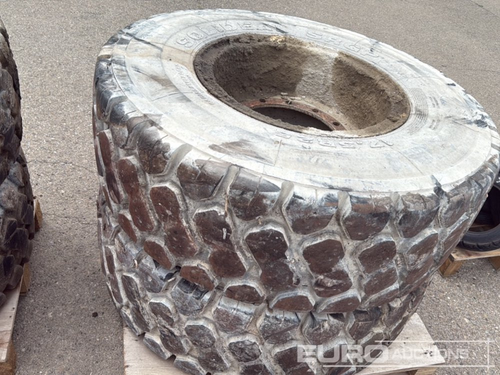 Pallets of 17.5R25 Wheels (4 of) - Pneu: photos 4 Pallets of 17.5R25 Wheels (4 of) - Pneu: photos 4