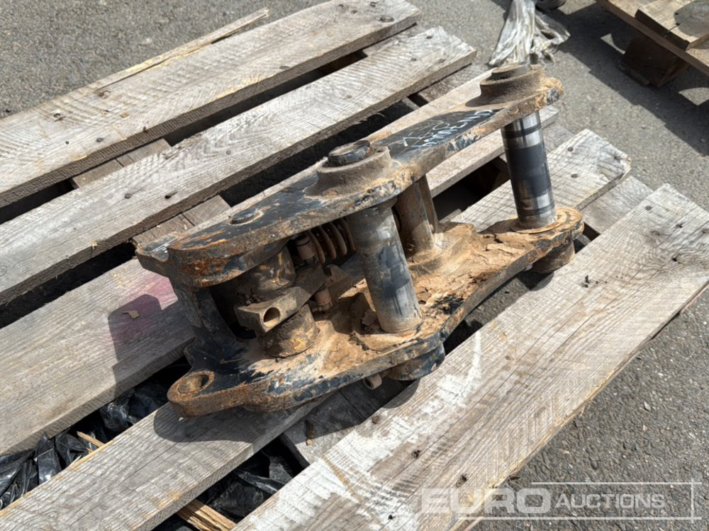 Quick Hitch to Suit JCB 50Z/48Z/51Z - Attache rapide: photos 2 Quick Hitch to Suit JCB 50Z/48Z/51Z - Attache rapide: photos 2