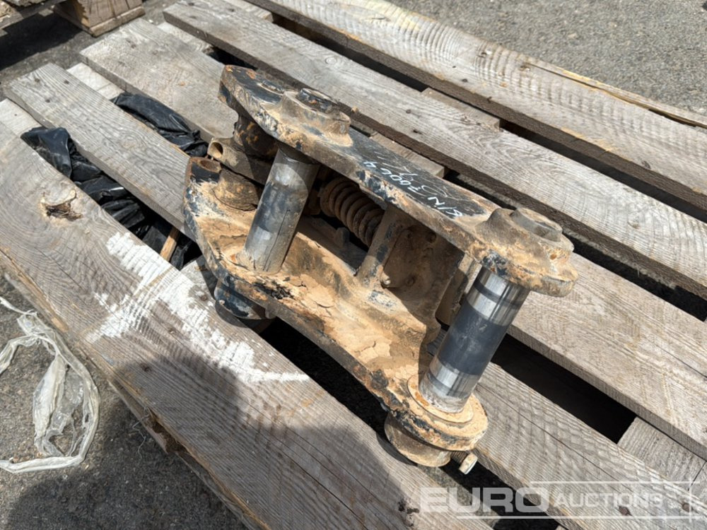 Quick Hitch to Suit JCB 50Z/48Z/51Z - Attache rapide: photos 1 Quick Hitch to Suit JCB 50Z/48Z/51Z - Attache rapide: photos 1