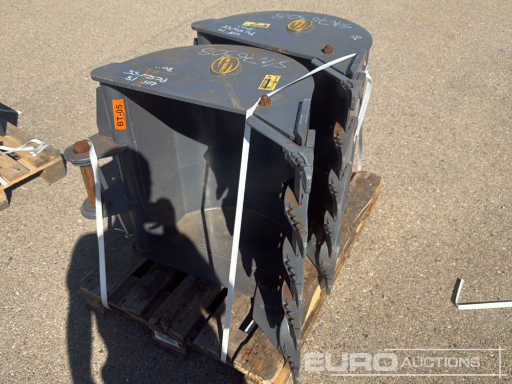 Strickland 30" Digging Bucket (2 of) - Godet: photos 4 Strickland 30" Digging Bucket (2 of) - Godet: photos 4