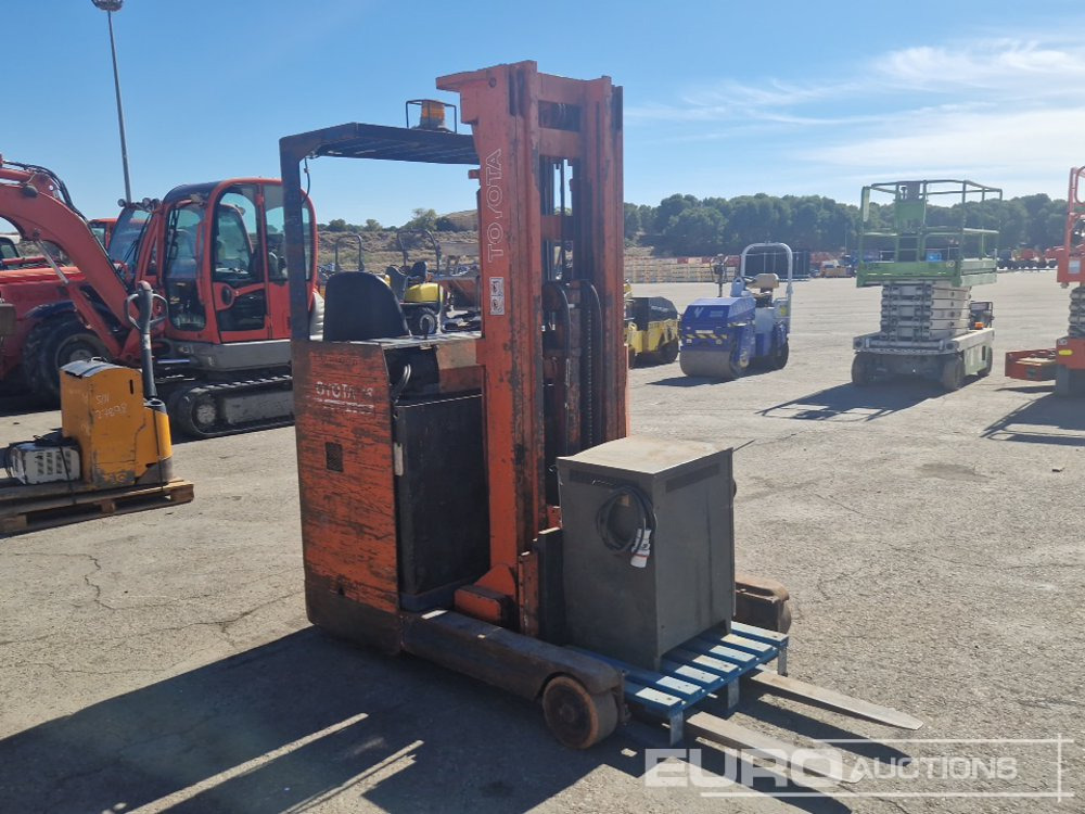 Toyota 16 1.6 Ton Electric Reach Forklift, 3 Mast, Forks, Charger - Chariot élévateur: photos 1 Toyota 16 1.6 Ton Electric Reach Forklift, 3 Mast, Forks, Charger - Chariot élévateur: photos 1