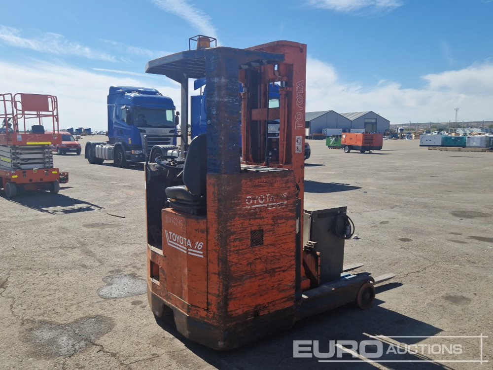 Toyota 16 1.6 Ton Electric Reach Forklift, 3 Mast, Forks, Charger - Chariot élévateur: photos 2 Toyota 16 1.6 Ton Electric Reach Forklift, 3 Mast, Forks, Charger - Chariot élévateur: photos 2
