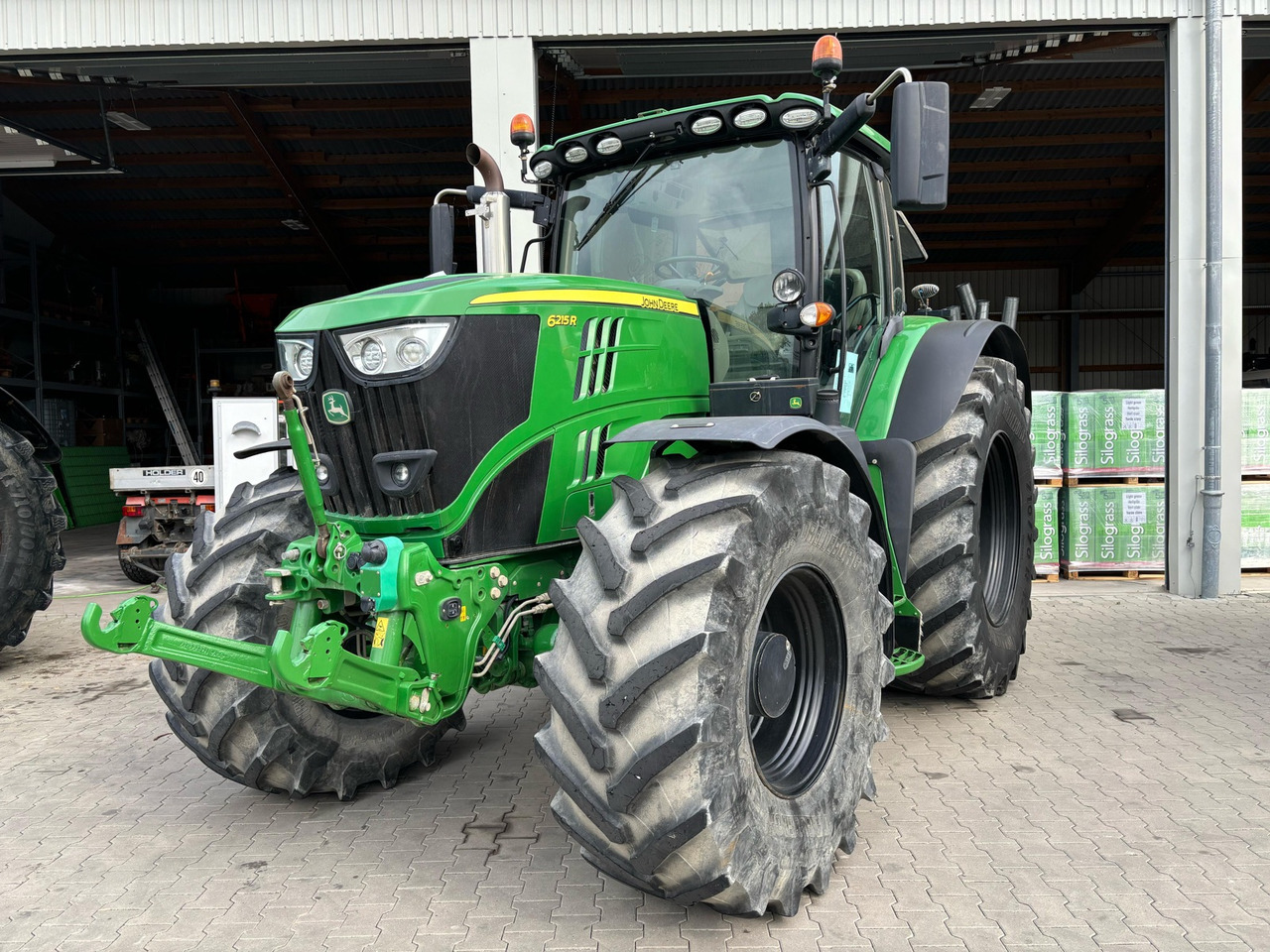 John Deere 6215 R - Tracteur agricole: photos 1 John Deere 6215 R - Tracteur agricole: photos 1