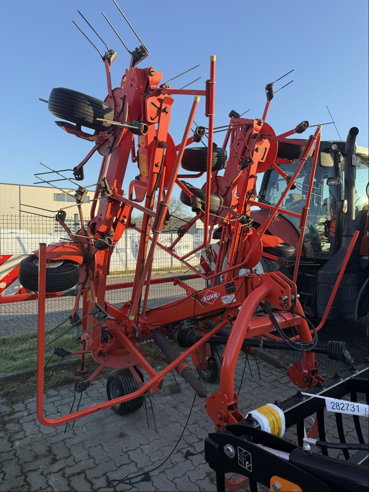 Kuhn Heuwender GF 8702 - Faneuse: photos 1 Kuhn Heuwender GF 8702 - Faneuse: photos 1