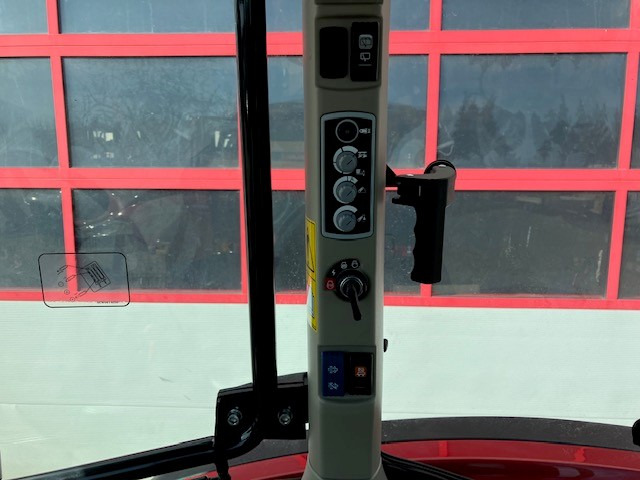 Massey Ferguson 5712 M 4WD Cab Essential - Tracteur agricole: photos 3 Massey Ferguson 5712 M 4WD Cab Essential - Tracteur agricole: photos 3