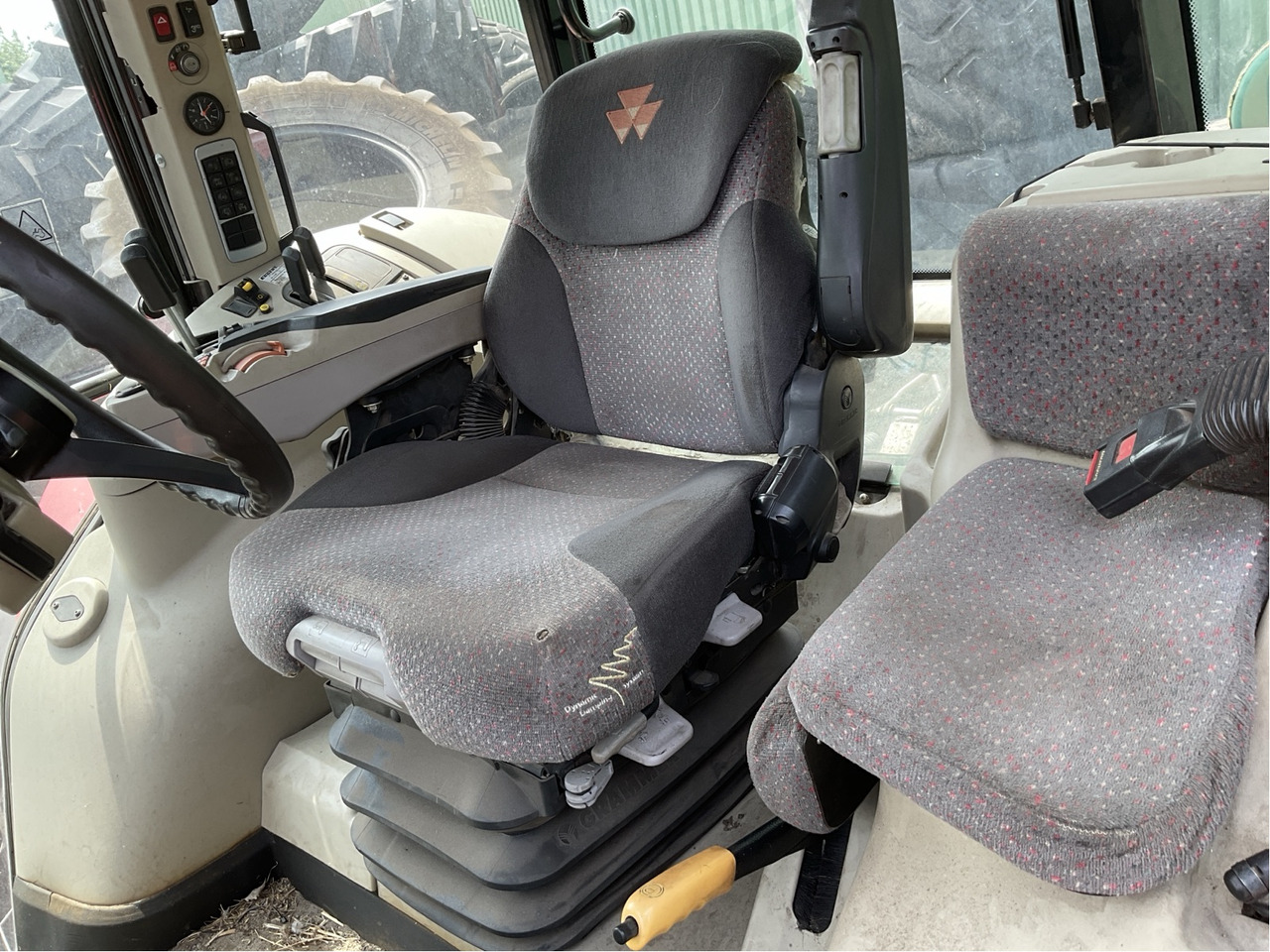 Massey Ferguson 6614 Dyna 6 - Tracteur agricole: photos 3 Massey Ferguson 6614 Dyna 6 - Tracteur agricole: photos 3