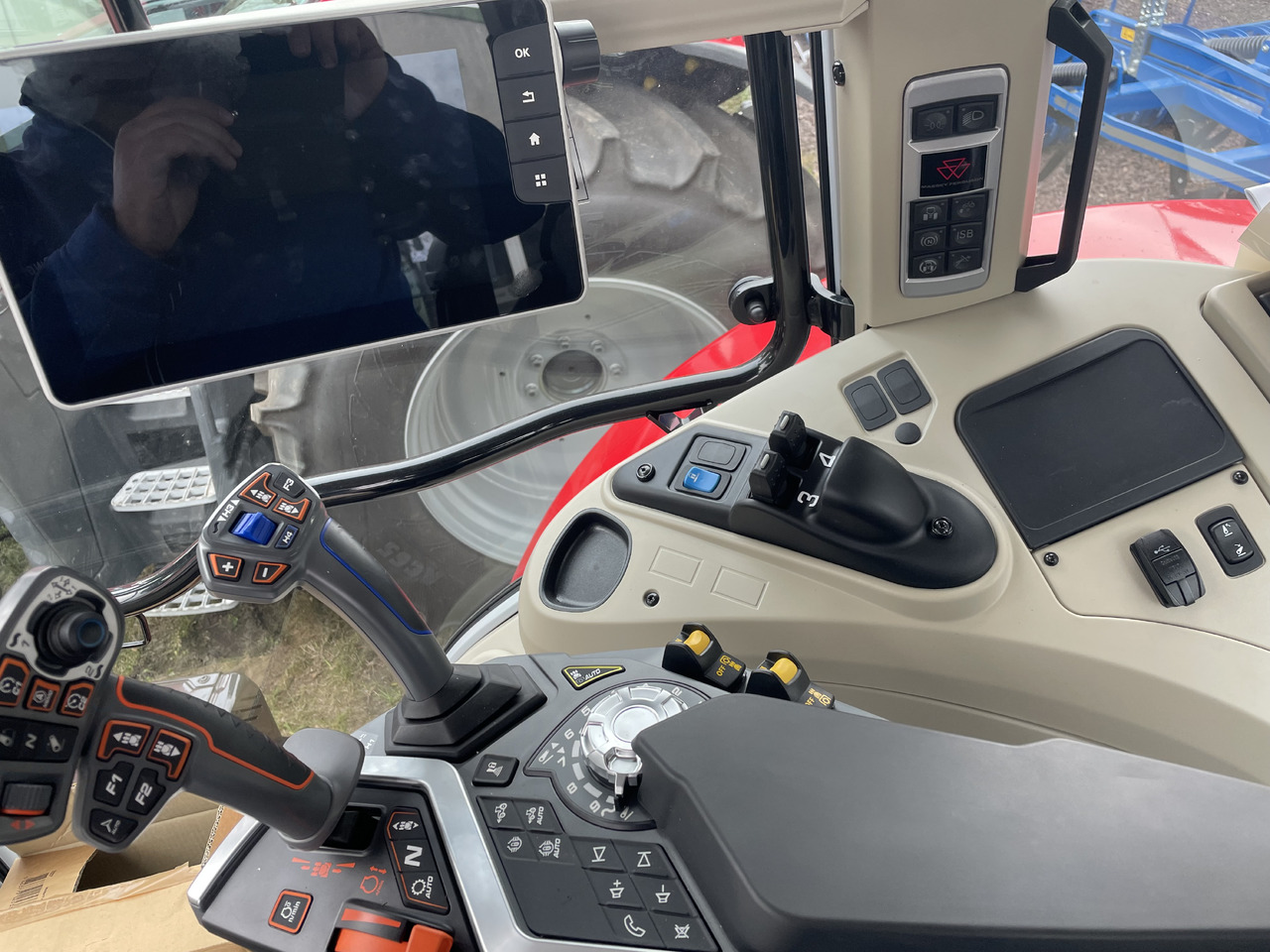 Massey Ferguson 6S.145 Dyna-VT EXCLUSIVE - Tracteur agricole: photos 4 Massey Ferguson 6S.145 Dyna-VT EXCLUSIVE - Tracteur agricole: photos 4