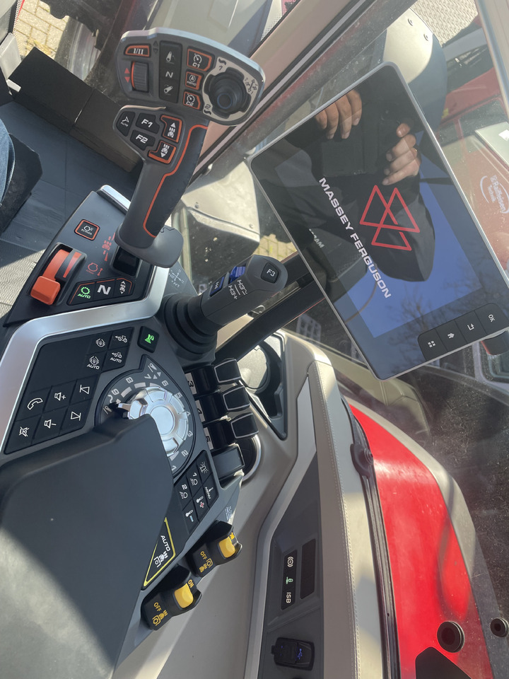 Massey Ferguson 8S.245 Dyna-VT EXCLUSIVE - Tracteur agricole: photos 2 Massey Ferguson 8S.245 Dyna-VT EXCLUSIVE - Tracteur agricole: photos 2