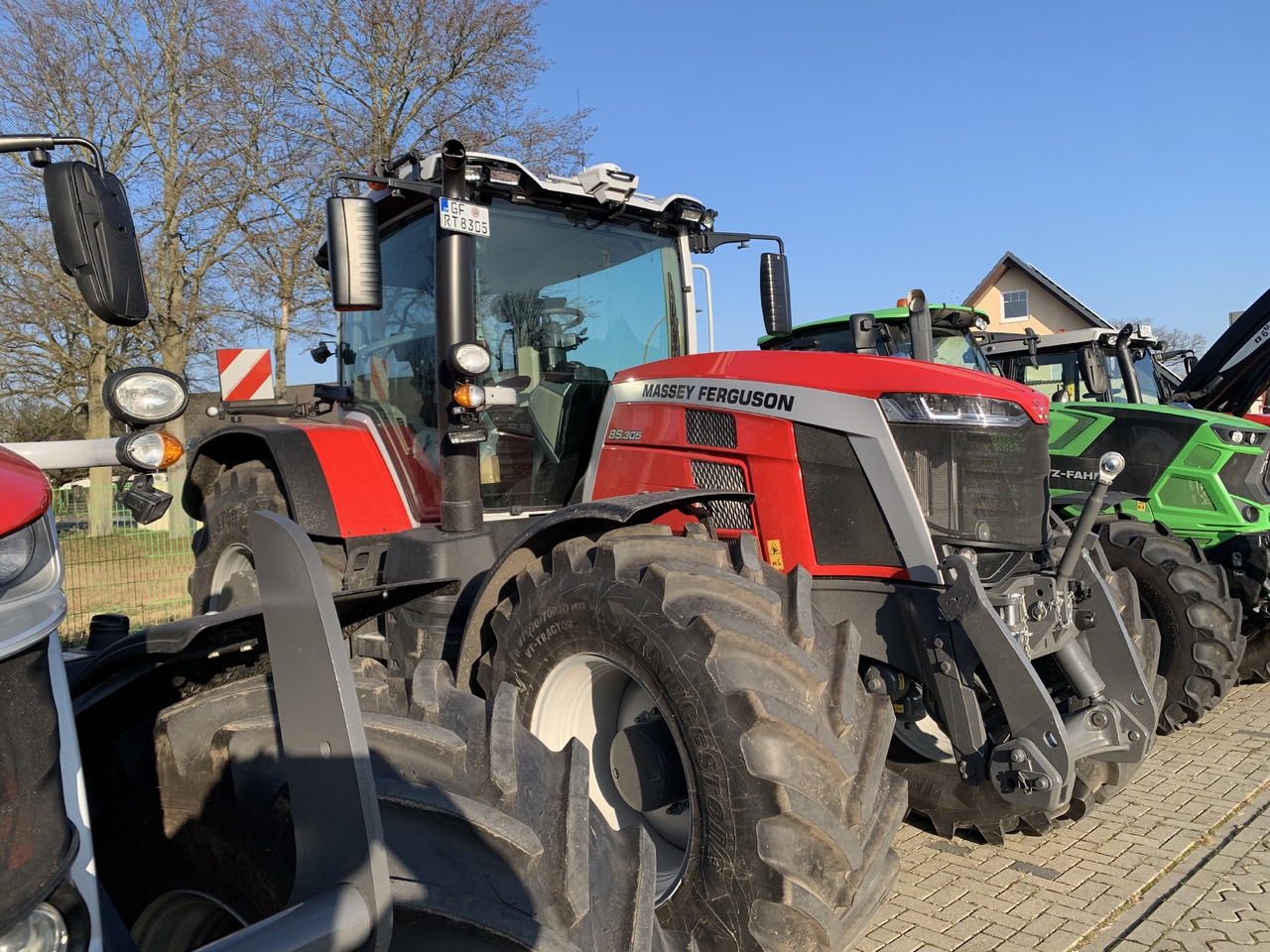 Massey Ferguson 8S.305 Dyna-VT Exclusive - Tracteur agricole: photos 1 Massey Ferguson 8S.305 Dyna-VT Exclusive - Tracteur agricole: photos 1