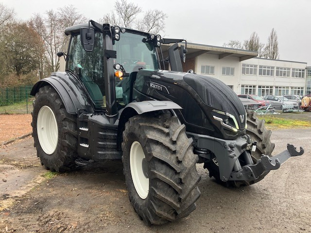 Valtra T235 V 2A1 - Tracteur agricole: photos 2 Valtra T235 V 2A1 - Tracteur agricole: photos 2
