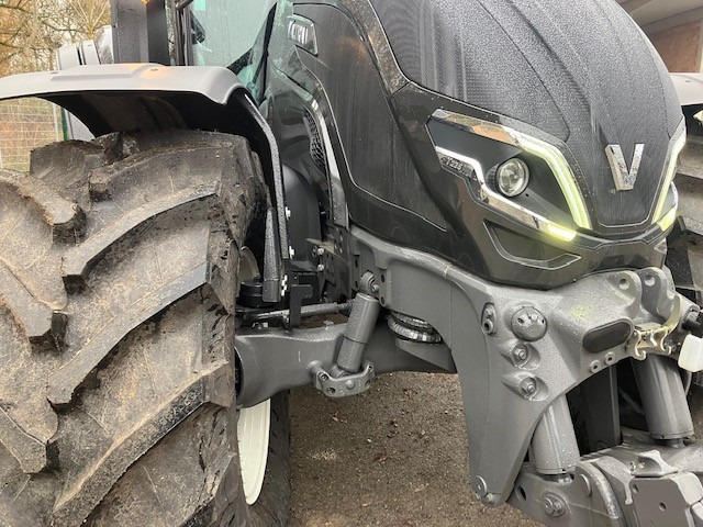 Valtra T235 V 2A1 - Tracteur agricole: photos 3 Valtra T235 V 2A1 - Tracteur agricole: photos 3