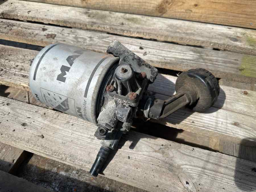 MAN AIR DRYER 81.52102-6209 - Valve de frein pour Camion: photos 2 MAN AIR DRYER 81.52102-6209 - Valve de frein pour Camion: photos 2