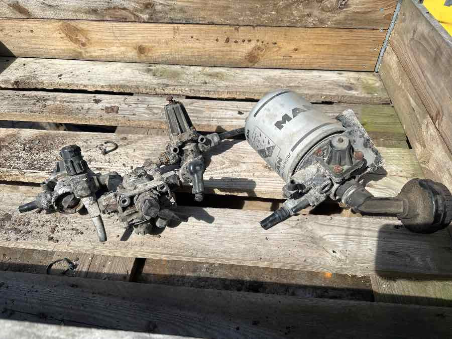 MAN AIR DRYER 81.52102-6209 - Valve de frein pour Camion: photos 1 MAN AIR DRYER 81.52102-6209 - Valve de frein pour Camion: photos 1