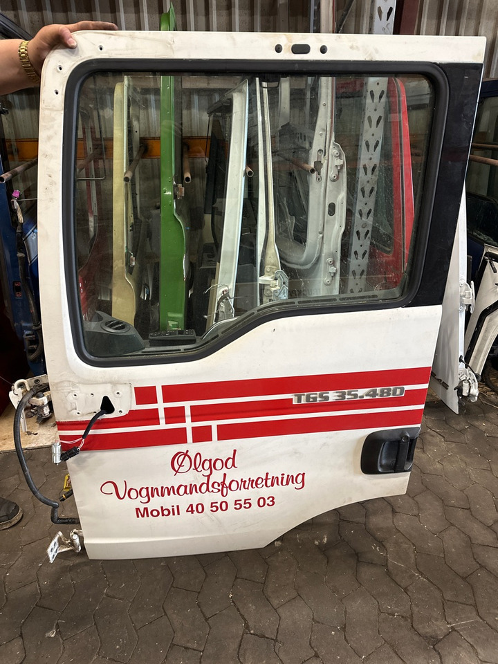 MAN LEFT DOOR 81.62600-4131 - Cabine et intérieur pour Camion: photos 1 MAN LEFT DOOR 81.62600-4131 - Cabine et intérieur pour Camion: photos 1