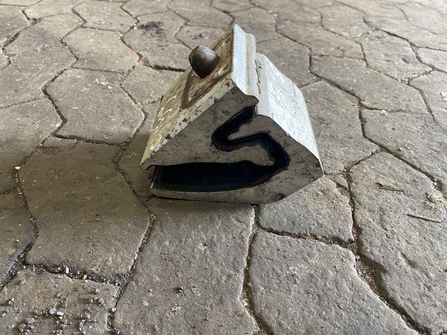 SCANIA VIBRATION DAMPER, ENGINE SUSPENSION - Suspension pour Camion: photos 1 SCANIA VIBRATION DAMPER, ENGINE SUSPENSION - Suspension pour Camion: photos 1