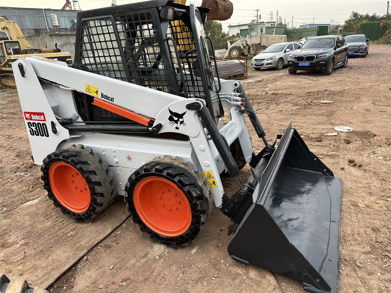 BOBCAT S300 - Mini chargeuse: photos 1 BOBCAT S300 - Mini chargeuse: photos 1