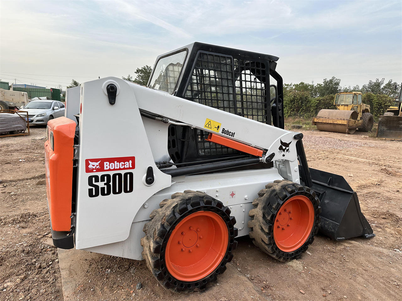 BOBCAT S300 - Mini chargeuse: photos 5 BOBCAT S300 - Mini chargeuse: photos 5