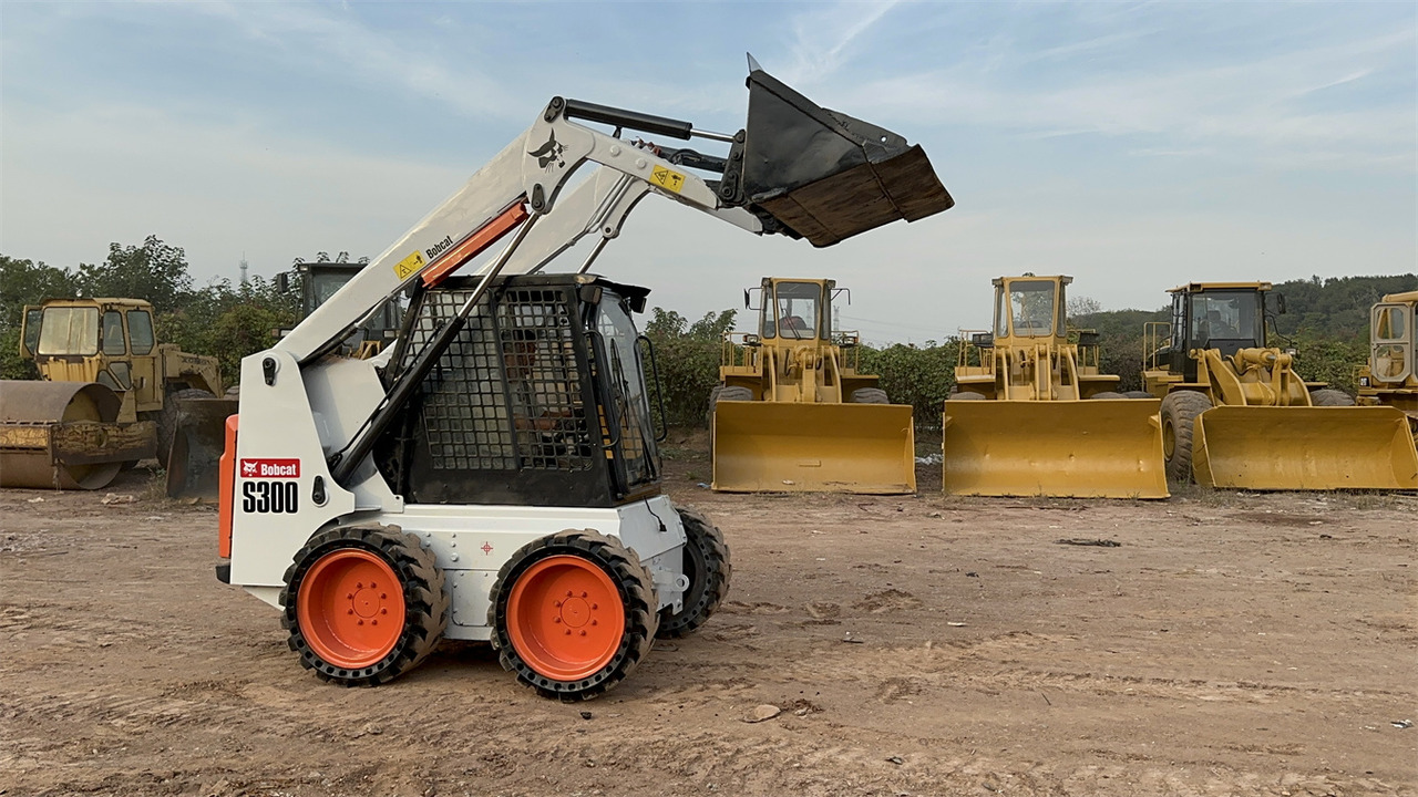 BOBCAT S300 - Mini chargeuse: photos 1 BOBCAT S300 - Mini chargeuse: photos 1