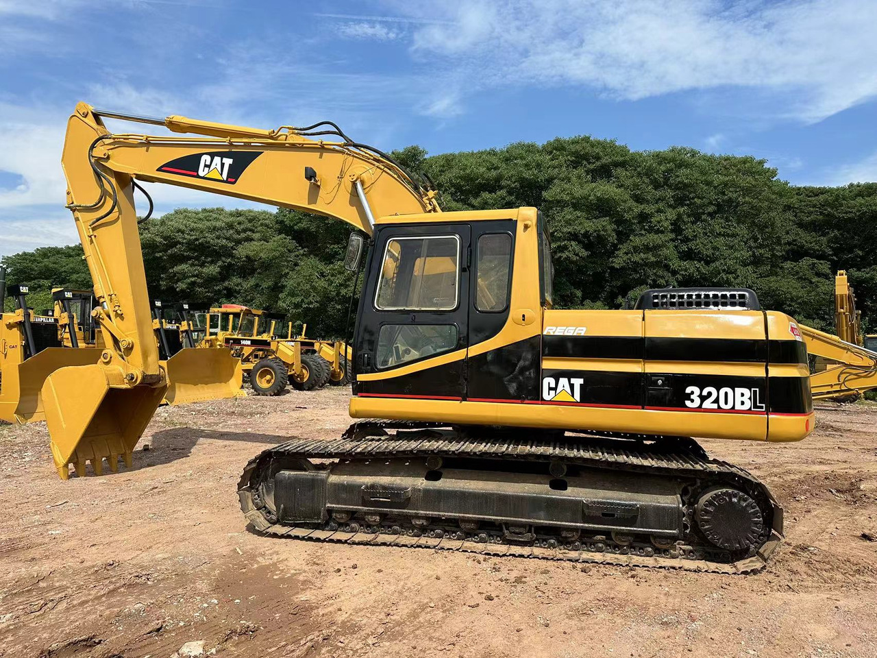 CAT 320B - Pelle sur chenille: photos 1 CAT 320B - Pelle sur chenille: photos 1