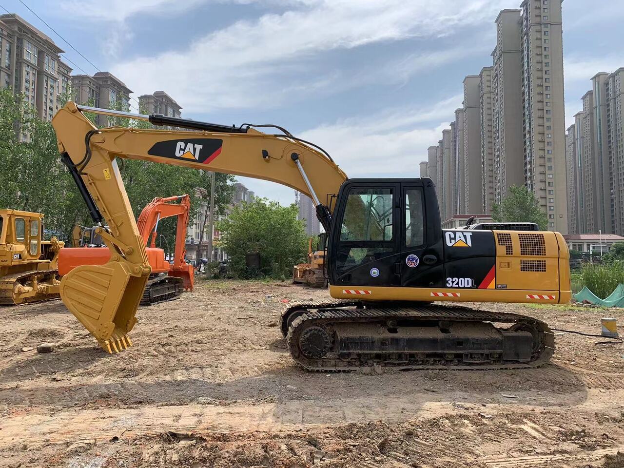 CATERPILLAR 320DL - Pelle sur chenille: photos 2 CATERPILLAR 320DL - Pelle sur chenille: photos 2