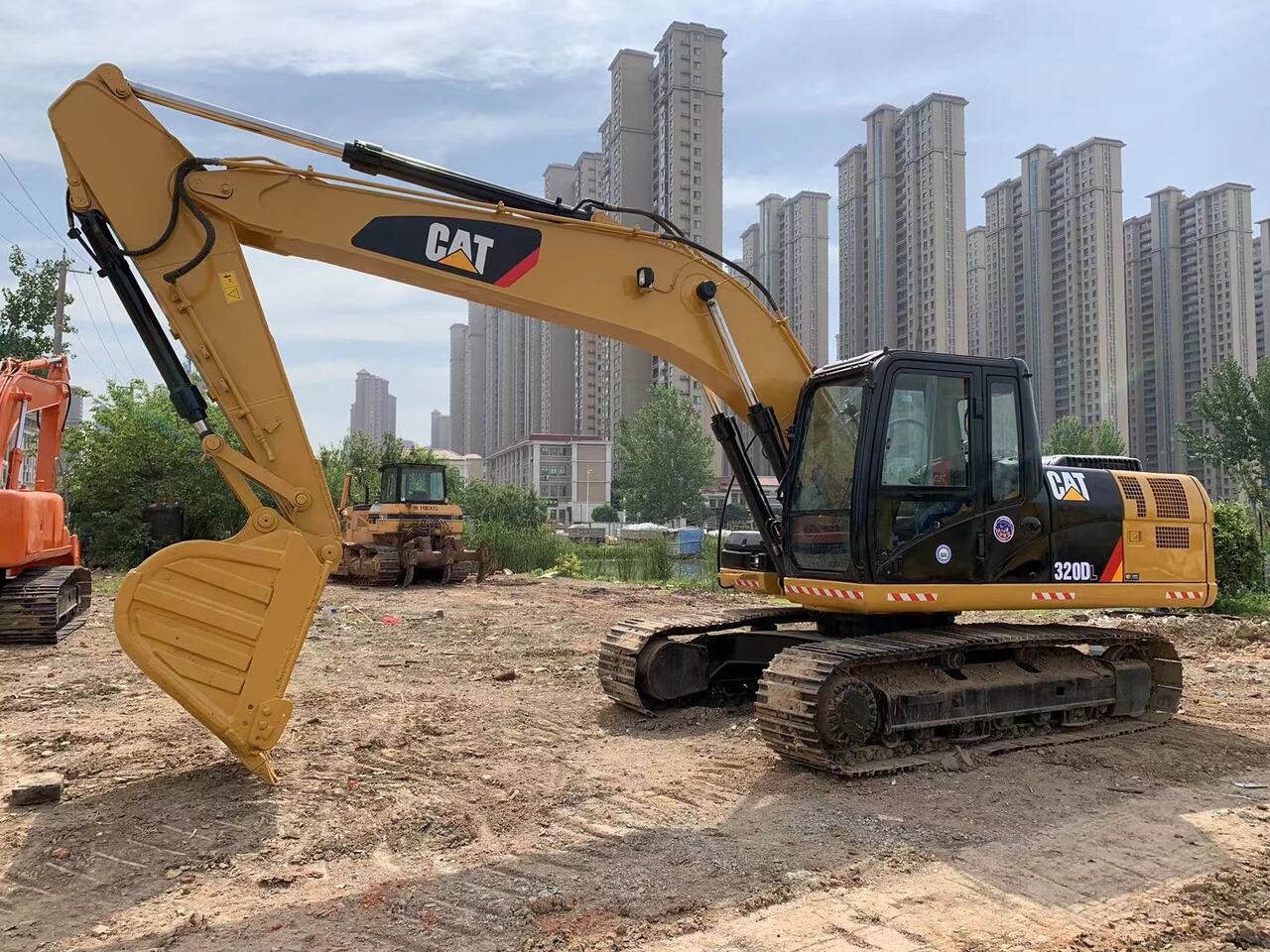 CATERPILLAR 320DL - Pelle sur chenille: photos 3 CATERPILLAR 320DL - Pelle sur chenille: photos 3