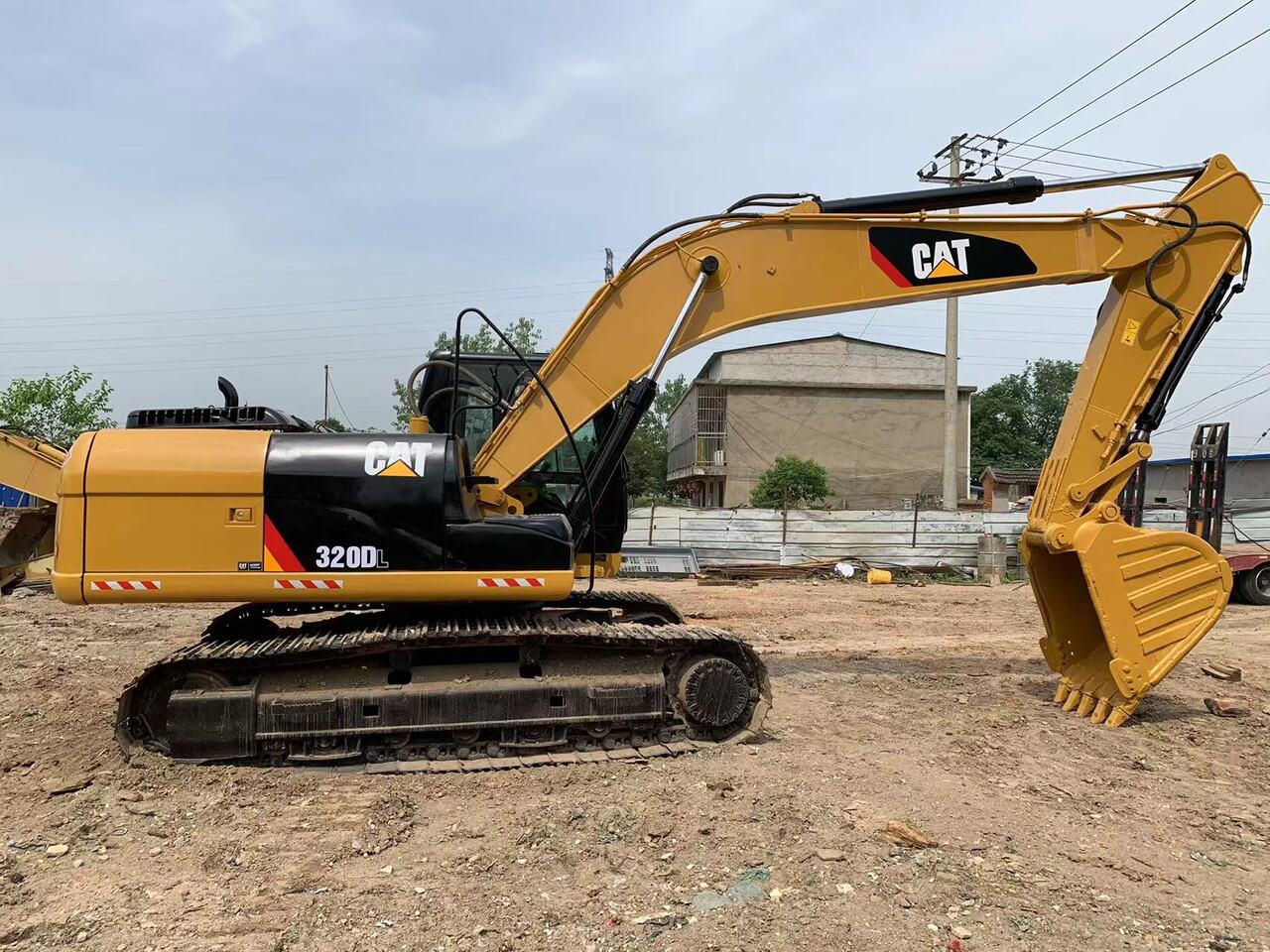 CATERPILLAR 320DL - Pelle sur chenille: photos 1 CATERPILLAR 320DL - Pelle sur chenille: photos 1