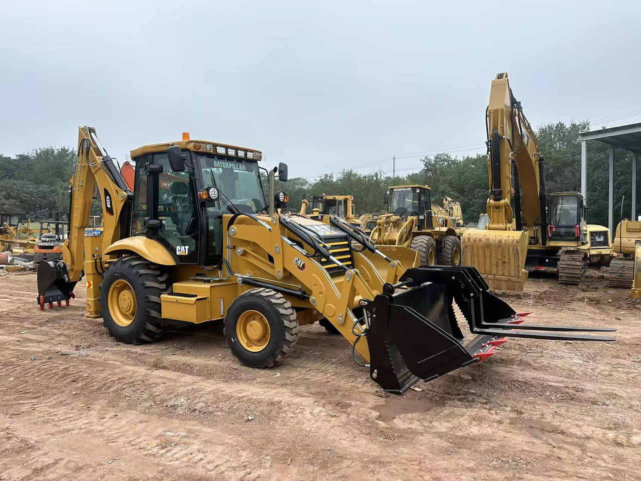 CATERPILLAR 420F2 - Tractopelle: photos 1 CATERPILLAR 420F2 - Tractopelle: photos 1