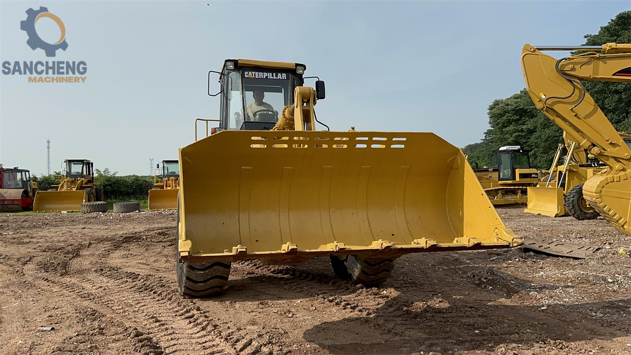 CATERPILLAR 966F - Chargeuse sur pneus: photos 4 CATERPILLAR 966F - Chargeuse sur pneus: photos 4
