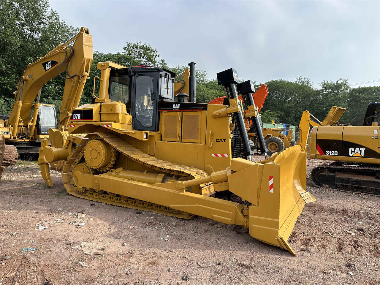 CATERPILLAR D7R - Bulldozer: photos 3 CATERPILLAR D7R - Bulldozer: photos 3