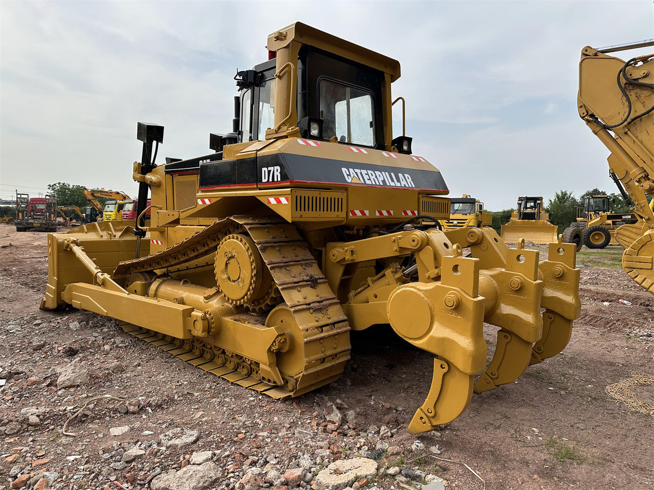 CATERPILLAR D7R - Bulldozer: photos 1 CATERPILLAR D7R - Bulldozer: photos 1