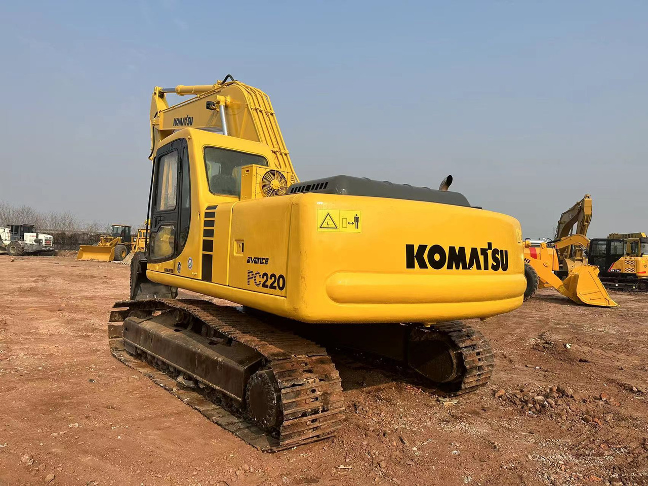 KOMATSU PC220-6 - Pelle sur chenille: photos 5 KOMATSU PC220-6 - Pelle sur chenille: photos 5