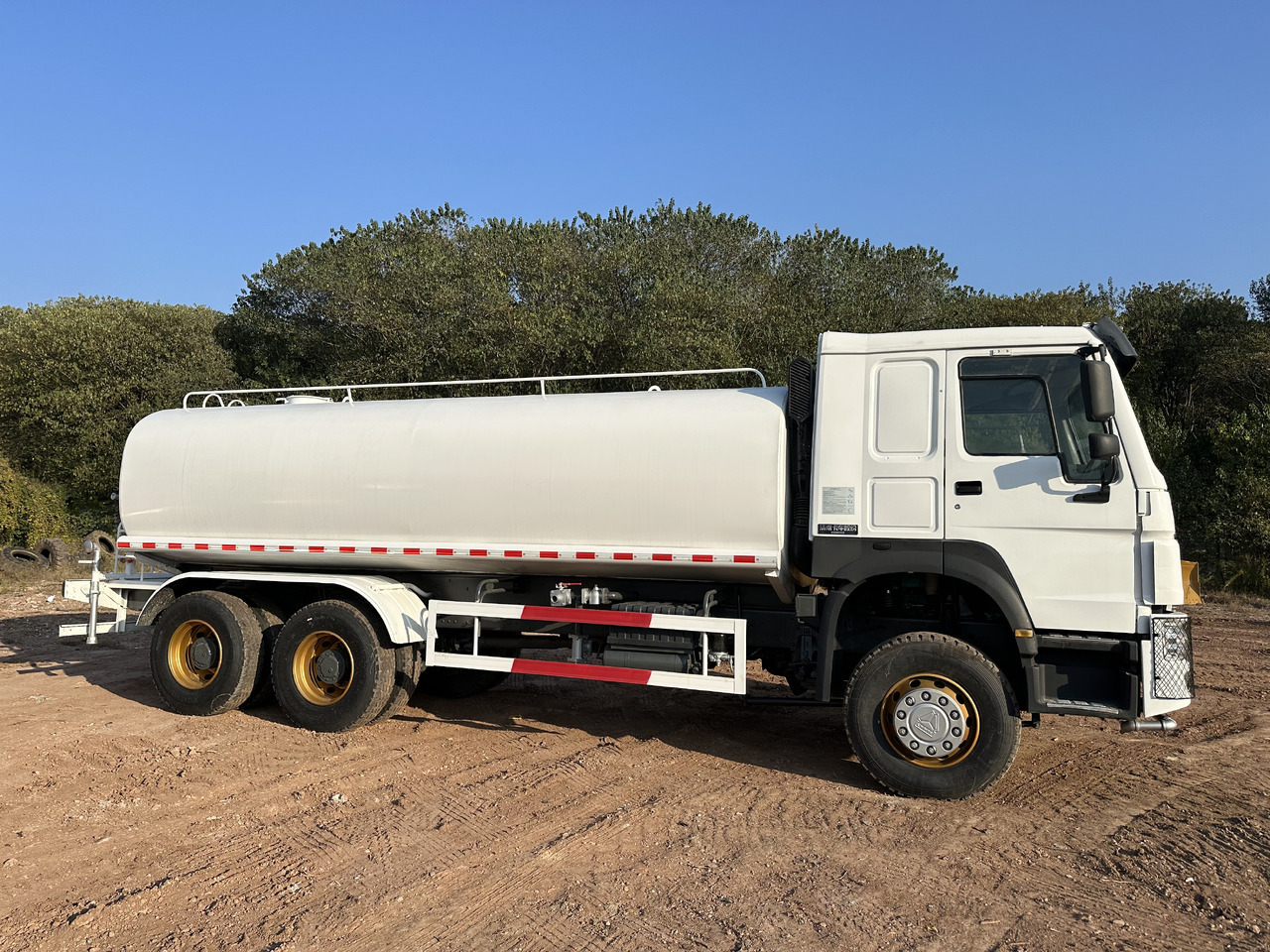 SINOTRUK HOWO 371 Water Tanker Truck - Camion citerne: photos 3 SINOTRUK HOWO 371 Water Tanker Truck - Camion citerne: photos 3