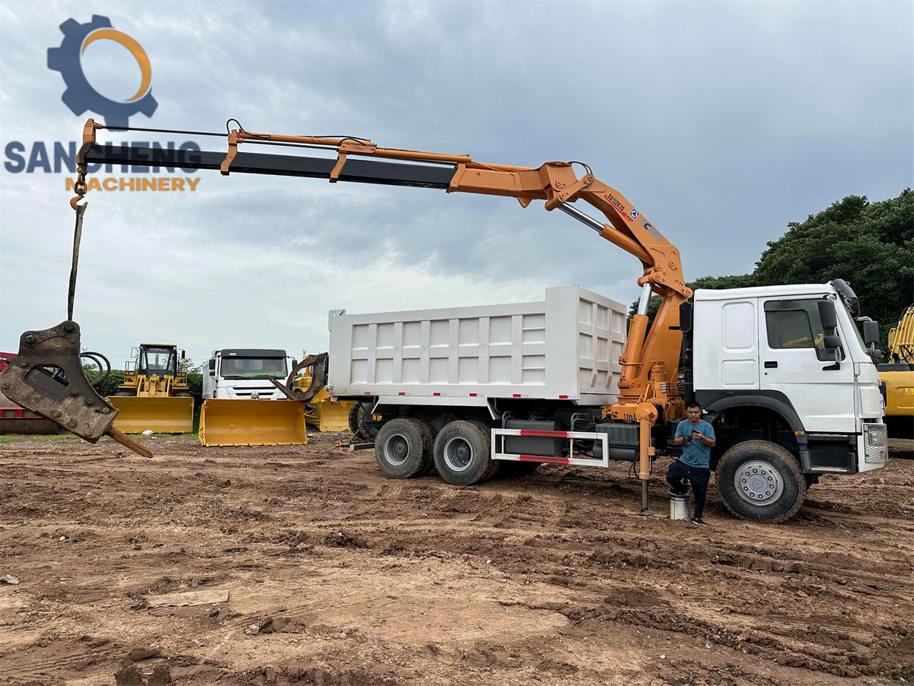 SINOTRUK Howo 371 6x4 crane truck - Camion grue: photos 5 SINOTRUK Howo 371 6x4 crane truck - Camion grue: photos 5