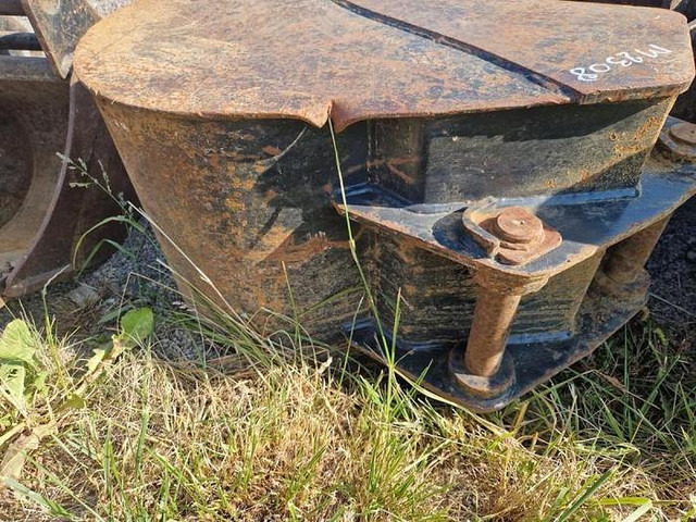 Terex TLB840PS - Godet: photos 3 Terex TLB840PS - Godet: photos 3