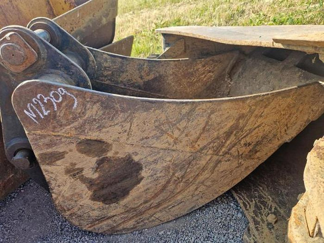 Terex TLB840PS - Godet: photos 1 Terex TLB840PS - Godet: photos 1