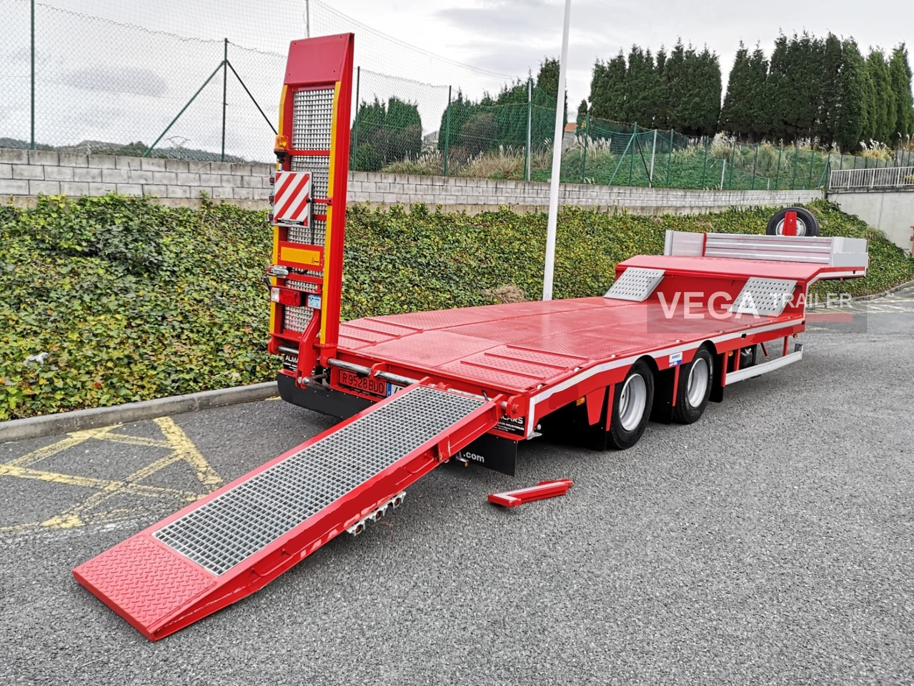 Semi-remorque surbaissé pour transport de équipements lourds 2 Axle Lowloader: photos 11 Semi-remorque surbaissé pour transport de équipements lourds 2 Axle Lowloader: photos 11