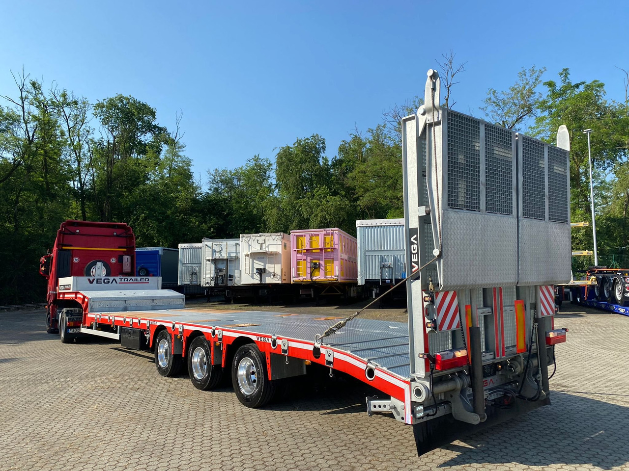 3 AXLE LOWBED (VEGA ITALIANO) - Semi-remorque surbaissé: photos 1 3 AXLE LOWBED (VEGA ITALIANO) - Semi-remorque surbaissé: photos 1