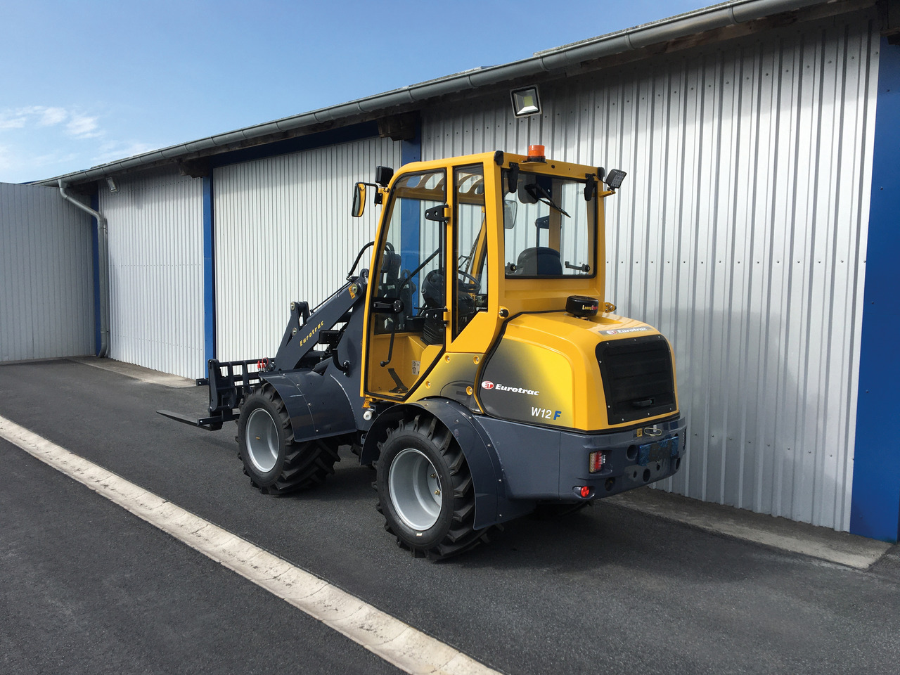 EUROTRAC W12 CMF - Valet de ferme: photos 4 EUROTRAC W12 CMF - Valet de ferme: photos 4