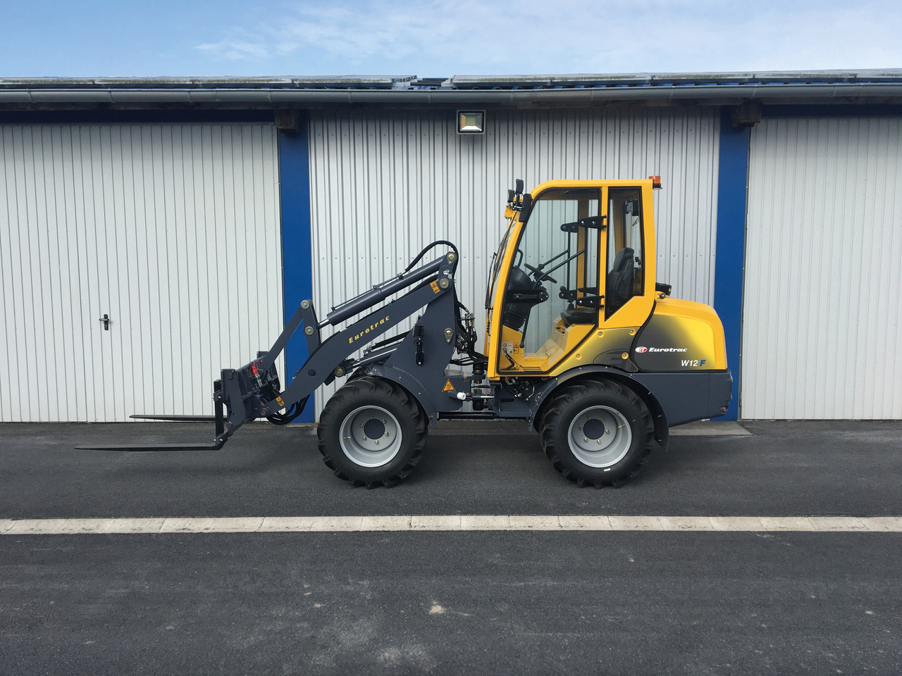 EUROTRAC W12 CMF - Valet de ferme: photos 3 EUROTRAC W12 CMF - Valet de ferme: photos 3