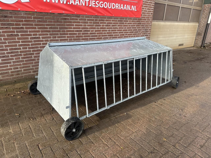 Lammeren voerplaats met overkapping - Matériel d'élevage: photos 2 Lammeren voerplaats met overkapping - Matériel d'élevage: photos 2
