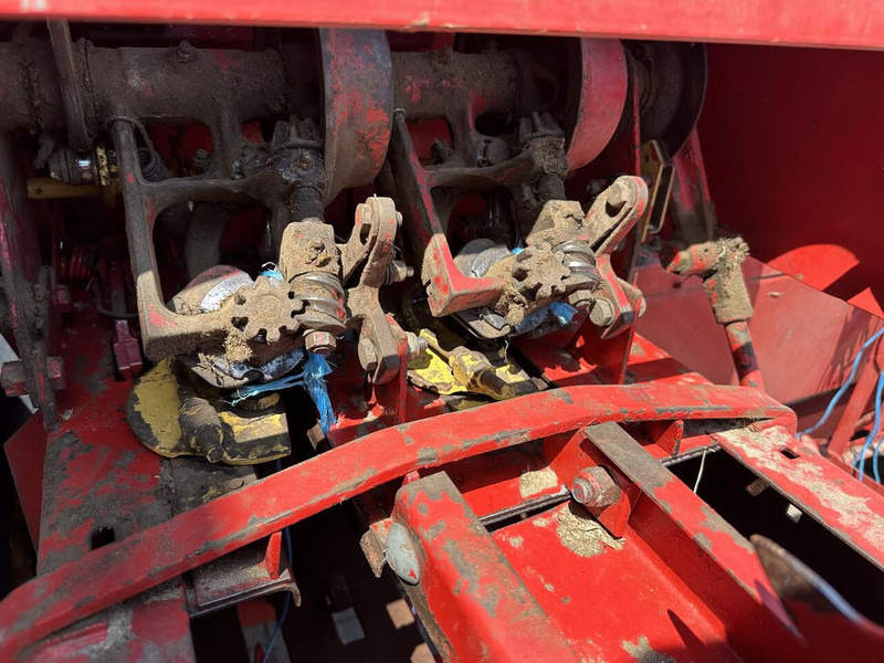 New Holland 276 - Presse à balles cubiques: photos 4 New Holland 276 - Presse à balles cubiques: photos 4