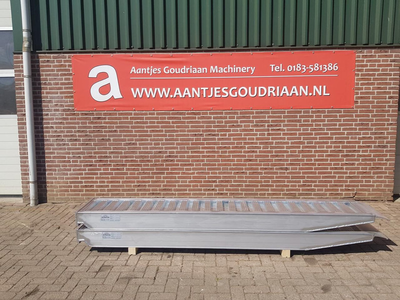 Oprijplanken 3000x450 mm - Rampe de chargement: photos 1 Oprijplanken 3000x450 mm - Rampe de chargement: photos 1