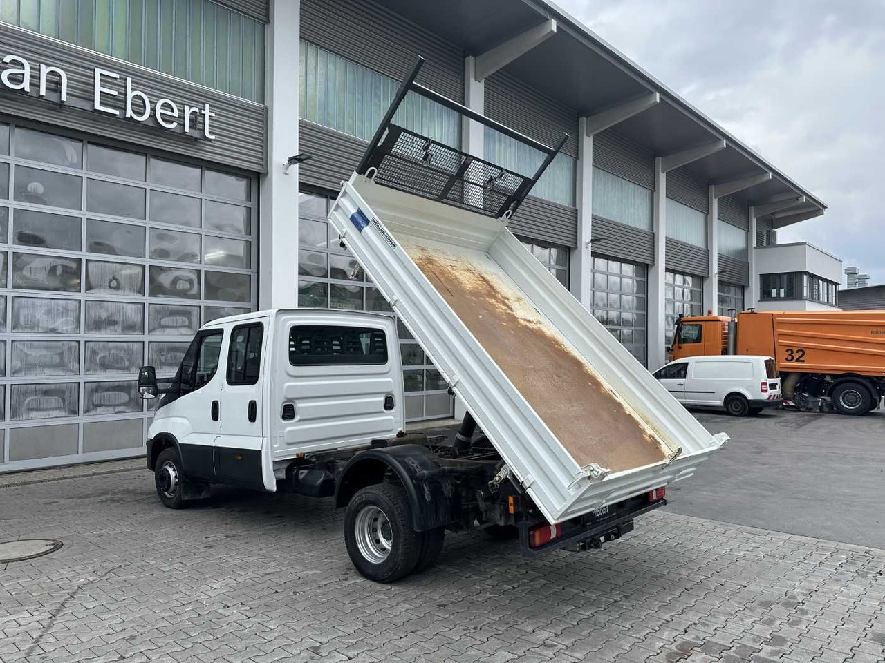 Iveco 70C18H 3-S.Kipper *R.3750mm*7Sitze*AHK* - Véhicule utilitaire benne: photos 3 Iveco 70C18H 3-S.Kipper *R.3750mm*7Sitze*AHK* - Véhicule utilitaire benne: photos 3