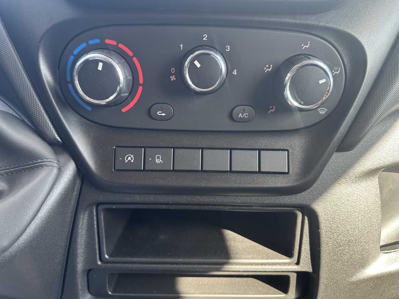 Véhicule utilitaire plateau baché Iveco Daily 35S14 Pritsche+Plane *AHK*Ladekran*7-Sitze: photos 14