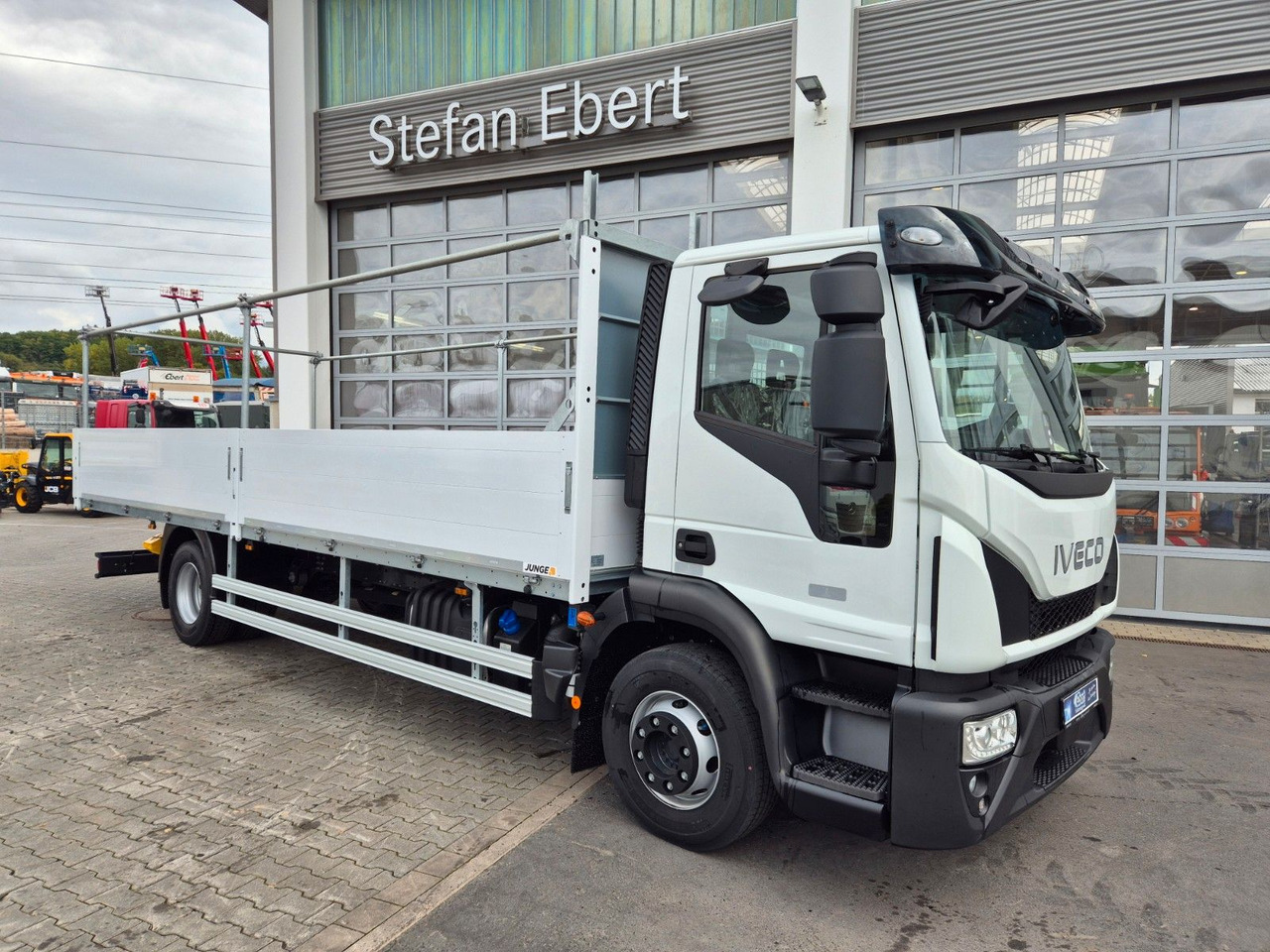 Iveco Eurocargo ML140E28/P Gerüstbau 3 Sitze AHK Klima - Camion plateau: photos 4 Iveco Eurocargo ML140E28/P Gerüstbau 3 Sitze AHK Klima - Camion plateau: photos 4