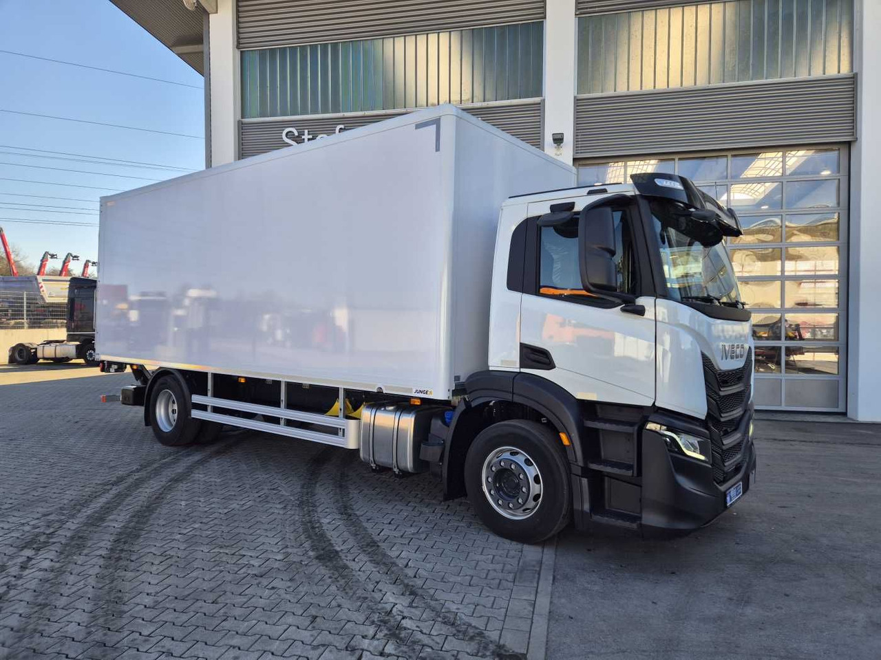 Iveco S-Way AD190S40/P Junge AHK LBW 2.000kg - Camion fourgon: photos 4 Iveco S-Way AD190S40/P Junge AHK LBW 2.000kg - Camion fourgon: photos 4