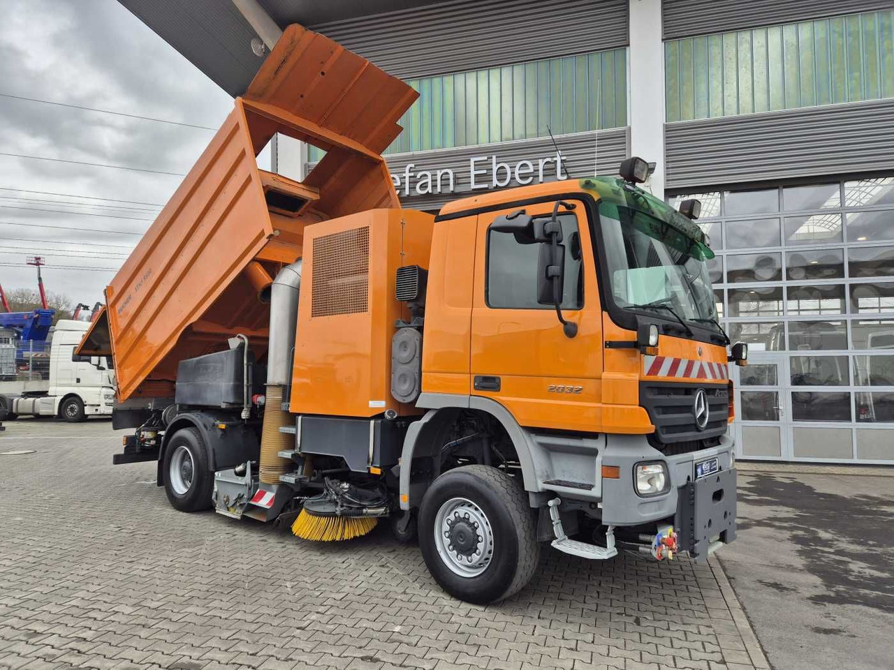 Mercedes-Benz Actros 2032 A 4x4 Bucher STKF 9500 Airport 30x - Balayeuse de voirie: photos 2 Mercedes-Benz Actros 2032 A 4x4 Bucher STKF 9500 Airport 30x - Balayeuse de voirie: photos 2