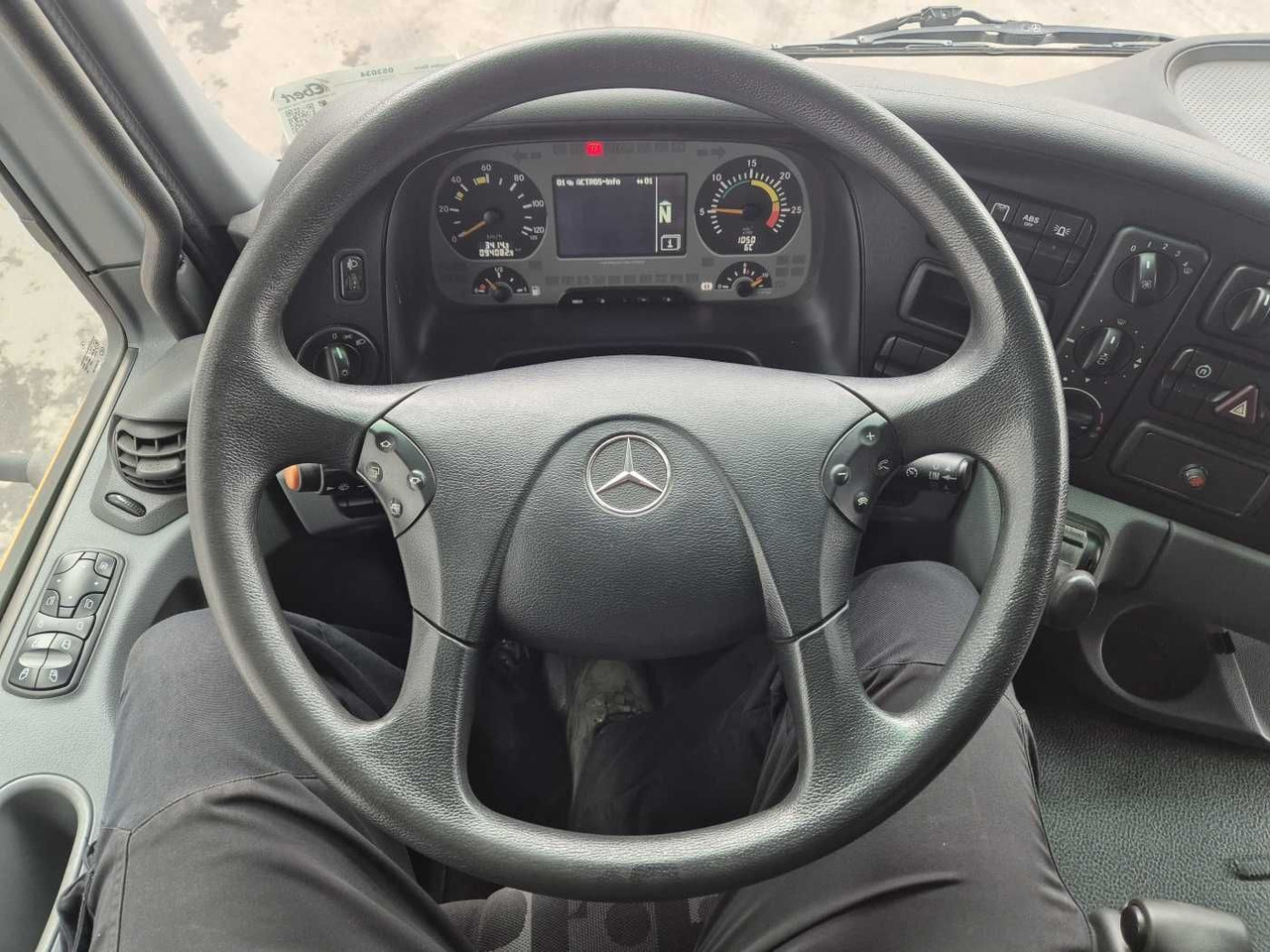 Balayeuse de voirie Mercedes-Benz Actros 2032 A 4x4 Bucher STKF 9500 Airport 30x: photos 12